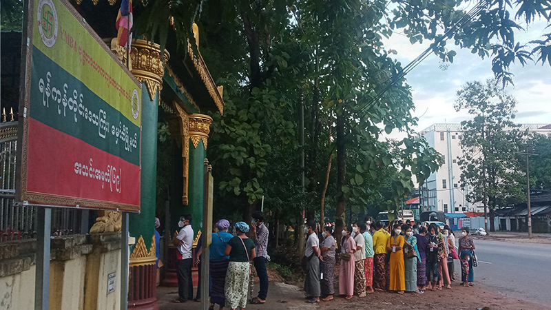 မှော်ဘီမြို့နယ်တွင် ပြည်သူနှင့်တပ်မတော်သား မဲဆန္ဒရှင်များ မဲပေးမှု မြင်ကွင်း (ဓာတ်ပုံ)