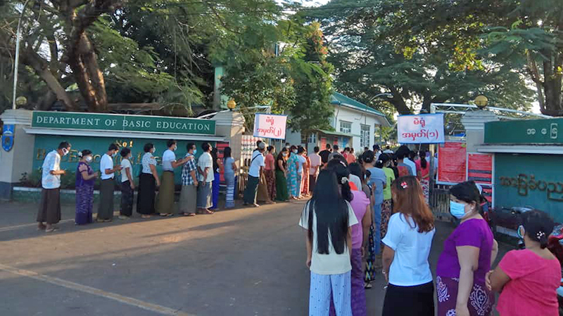 ရေးမြို့တွင် မဲဆန္ဒရှင် ထောင်ချီ မဲပေး (ဓာတ်ပုံ)