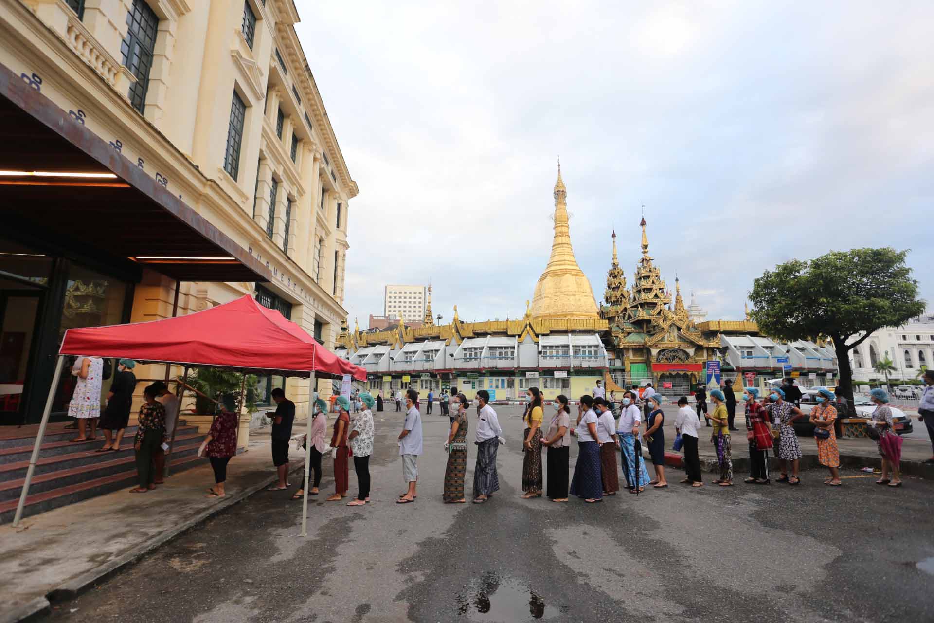 ကျောက်တံတားမြို့နယ်တွင် မဲဆန္ဒရှင် ပြည်သူများ မဲစတင်ပေးနေ (ဓာတ်ပုံ)