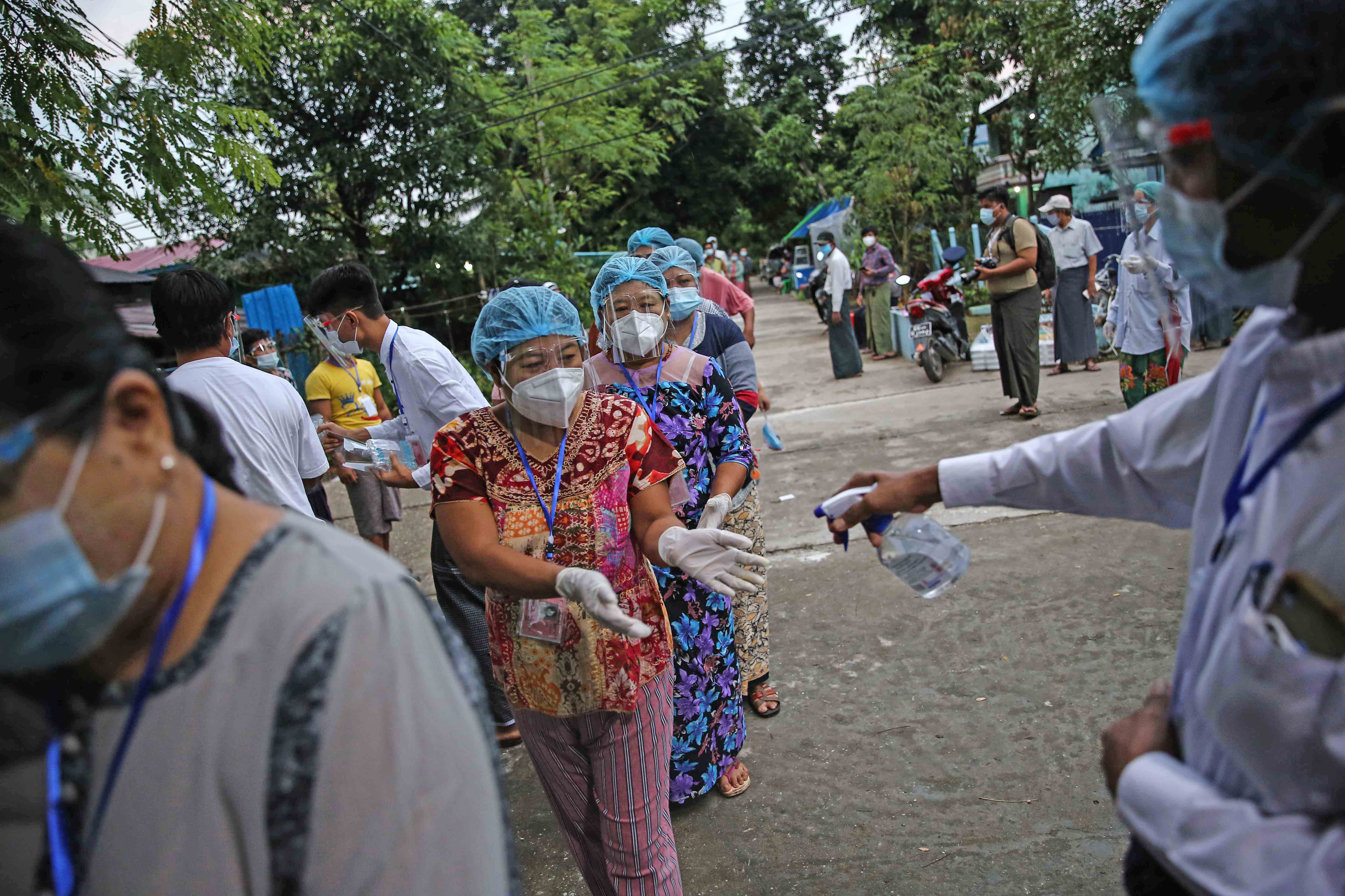 မြောက်ဒဂုံမြို့နယ် ၃၇ ရပ်ကွက်တွင် ဆန္ဒမဲပေး (ဓာတ်ပုံ)
