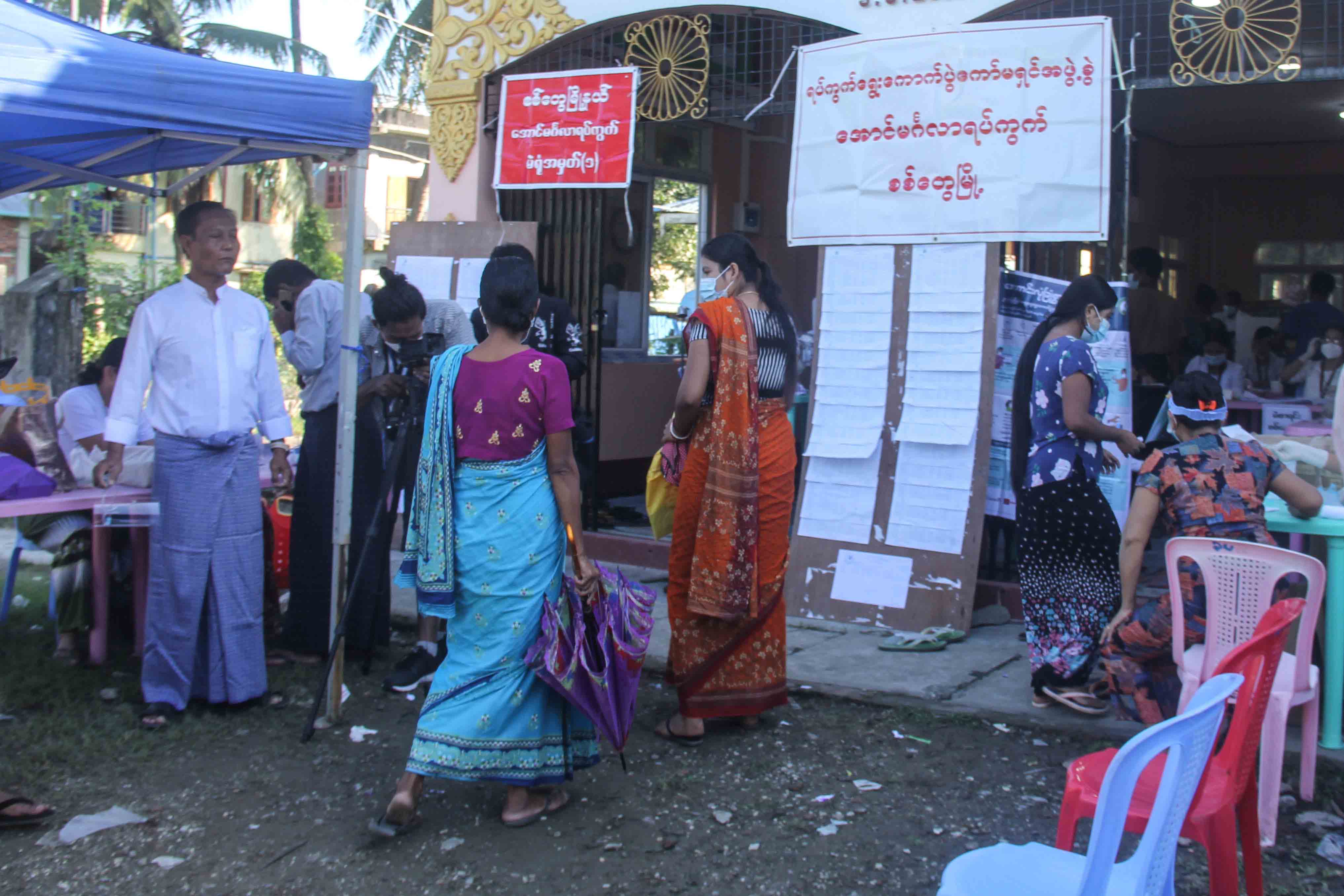 စစ်တွေမြို့ရှိ မဲရုံများတွင် မဲဆန္ဒရှင်ပြည်သူများ မဲပေး (ဓာတ်ပုံ)