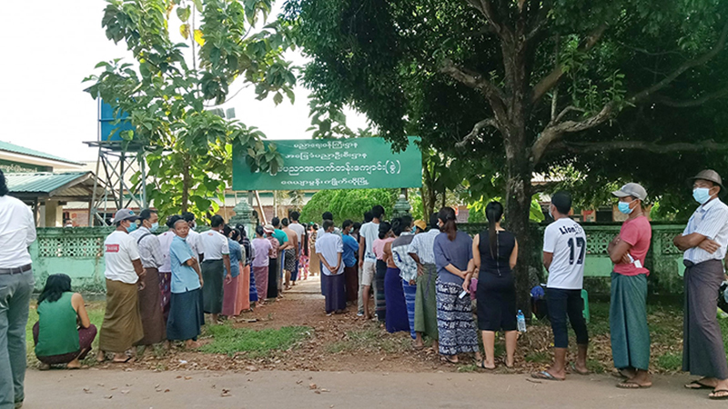 ကျိုက်ထိုမြို့ မဲရုံများတွင် မဲဆန္ဒရှင်ပြည်သူများ ဆန္ဒမဲပေးမှုမြင်ကွင်း (ဓာတ်ပုံ)