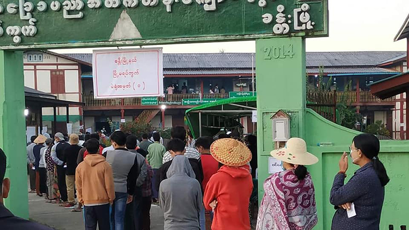 ခန္တီးမြို့တွင် မဲဆန္ဒရှင်ပြည်သူများ ကိုဗစ်ကျန်းမာရေး စည်းကမ်းနှင့်အညီမဲပေး