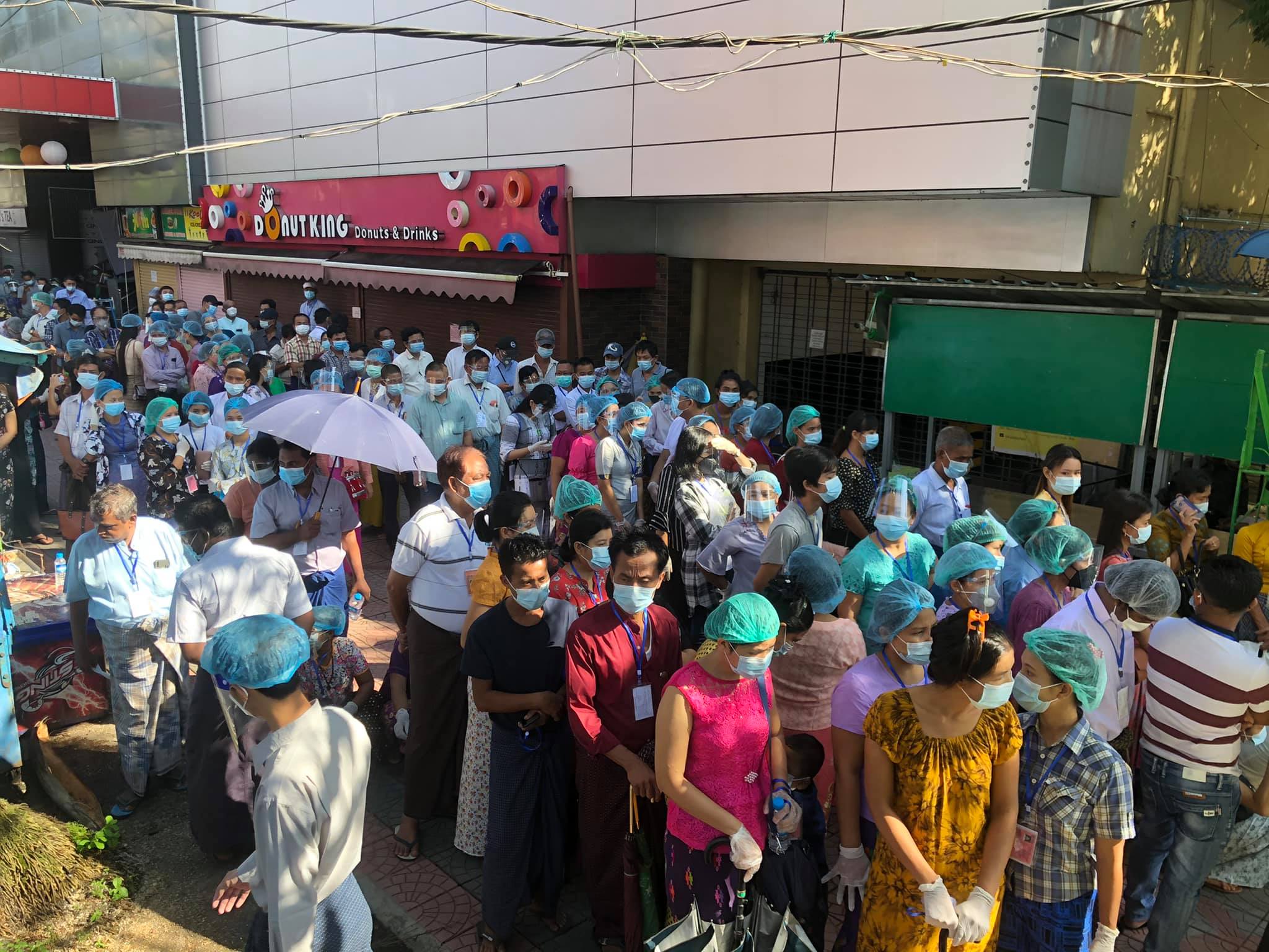 ဒဂုံ (၁) မဲရုံတွင် မဲပေးသူ များပြား (ဓာတ်ပုံ)