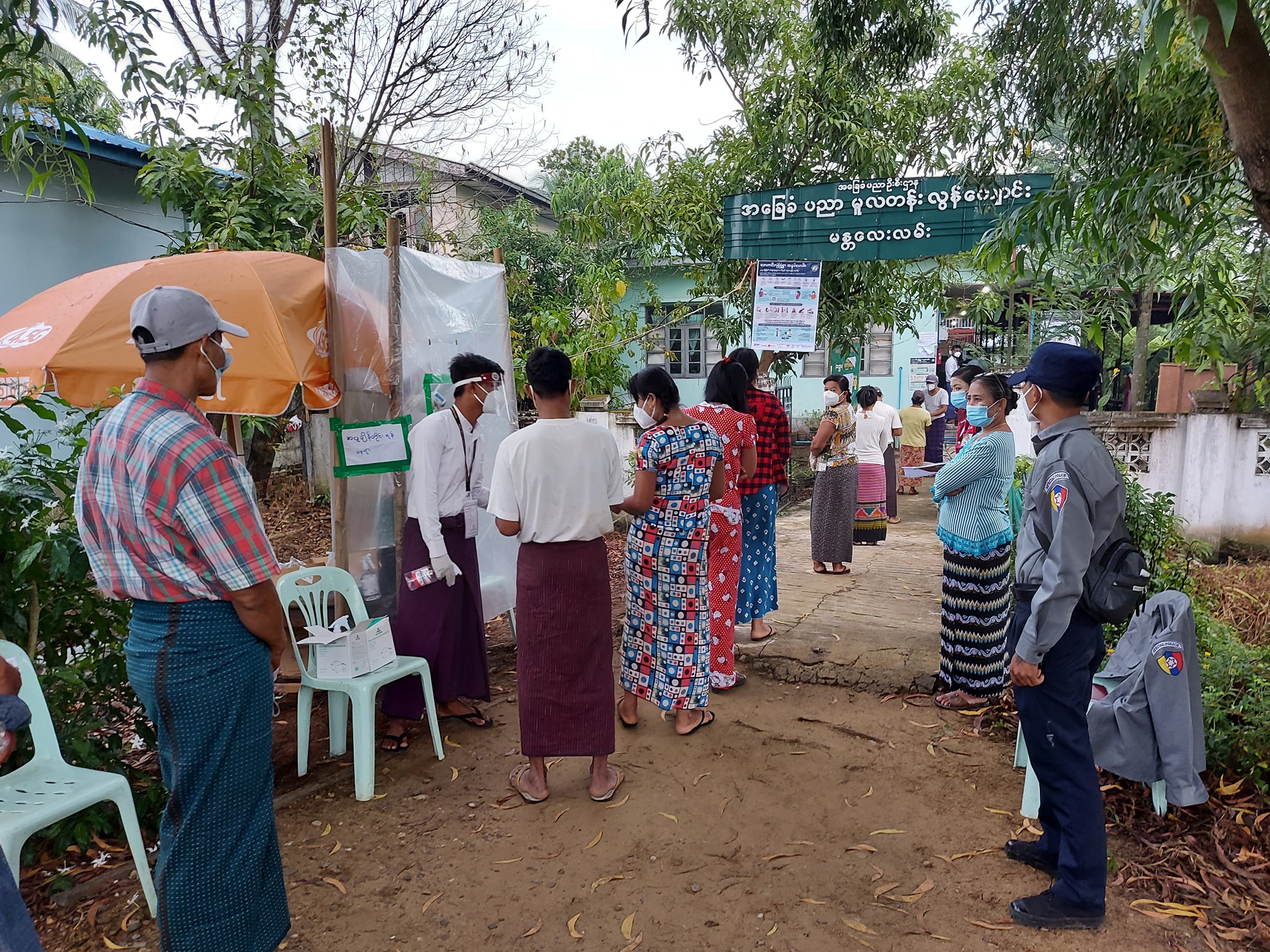 ညောင်လေးပင်ရှိ မဲရုံအချို့ နောက်ကျဖွင့်လှစ်၊ မဲရုံပြင်ပ၌ ကျန်းမာရေးစည်းကမ်း လိုက်နာမှု အားနည်း