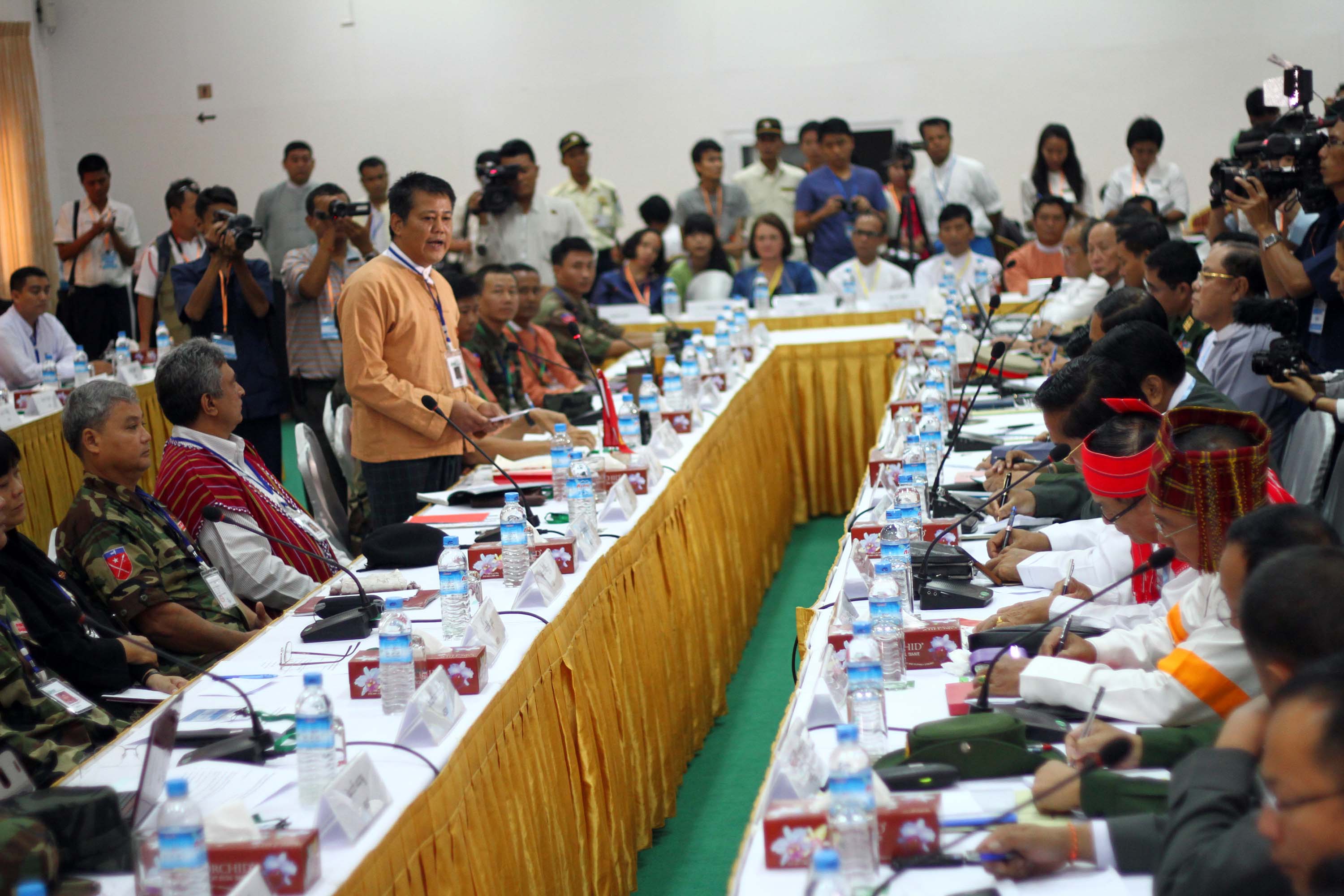 ေက်ာင္းသားတပ္မေတာ္နွင့္ အစုိးရ ေဆြးေနြးပြဲ (ဓာတ္ပုံ)