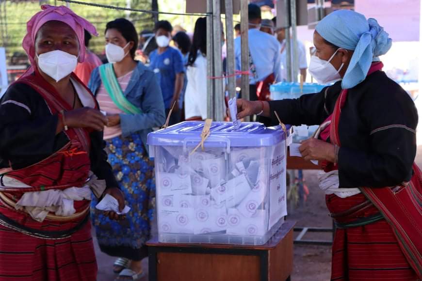 တာချီလိတ်တွင် ဆန္ဒမဲပေးနေကြသည့် ပလောင်တိုင်းရင်းသားများ (ဓာတ်ပုံ)