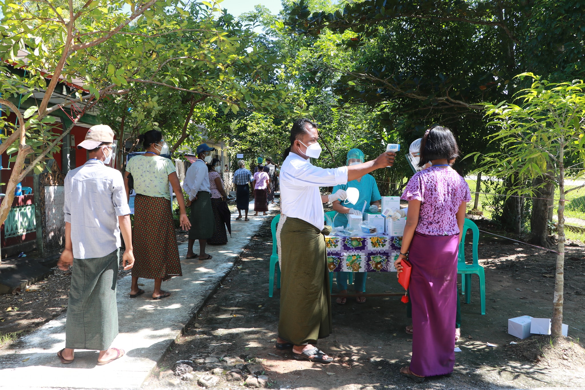ကော့မှူးမြို့နယ်တွင် ဒေသခံပြည်သူများ ဆန္ဒမဲပေးနေကြသည့် မြင်ကွင်း (ဓာတ်ပုံ)