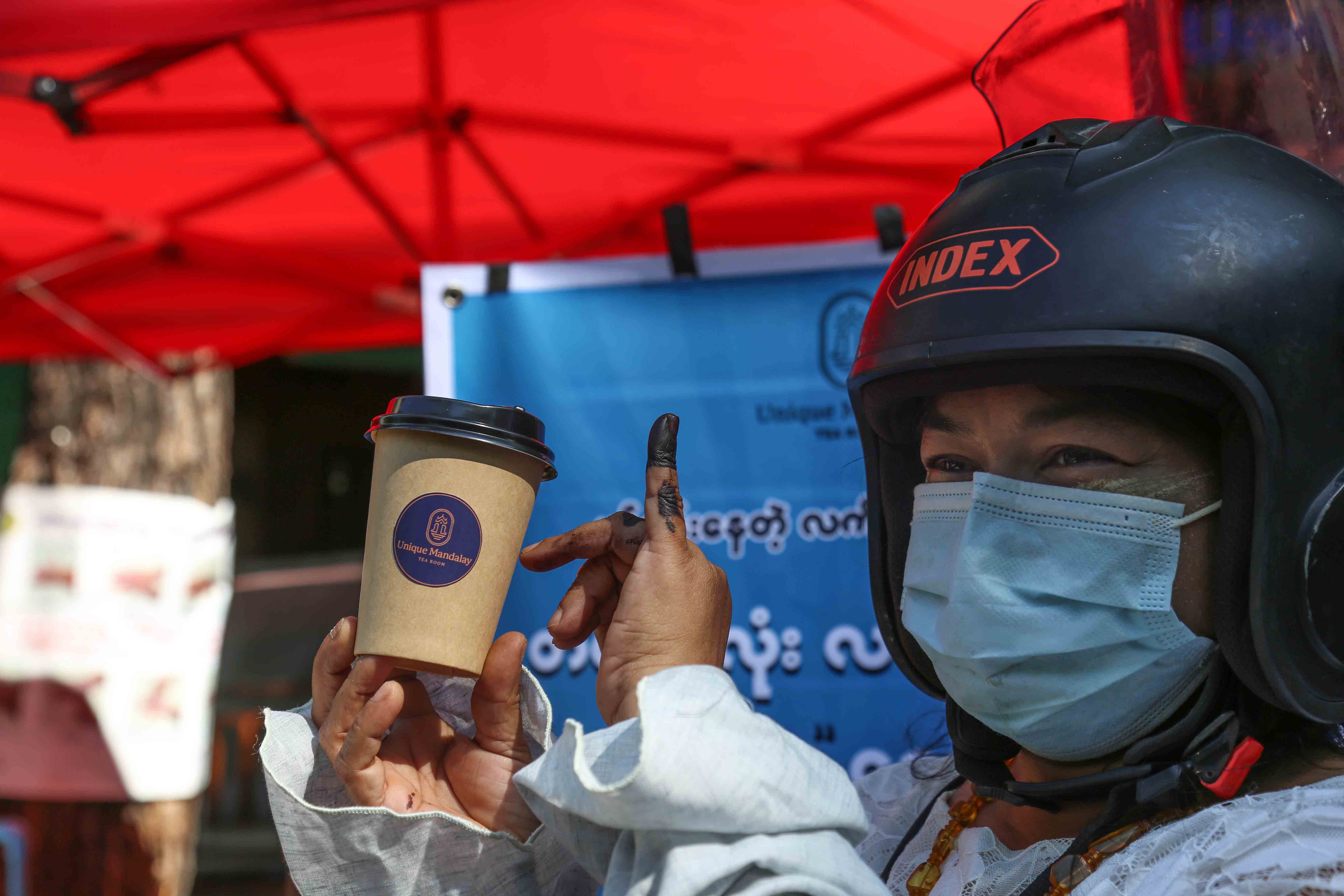 မင်စွန်း လက်သန်းပြပါက လက်ဖက်ရည် အခမဲ့တိုက် (ဓာတ်ပုံ)
