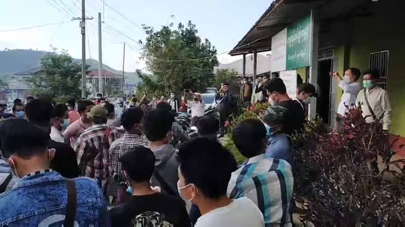 မူဆယ်တွင် အဝေးပြေးကားသမားများနှင့် ရွှေ့ပြောင်းလုပ်သားများ မဲပေးခွင့်ဆုံးရှုံး 