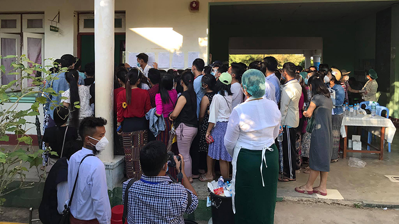 မဲရုံပိတ်ချိန်ကျော်သည်အထိ နေပြည်တော်ဝန်ထမ်းရပ်ကွက်၌ မဲပေးရန် လူရာချီစောင့်ဆိုင်းနေ