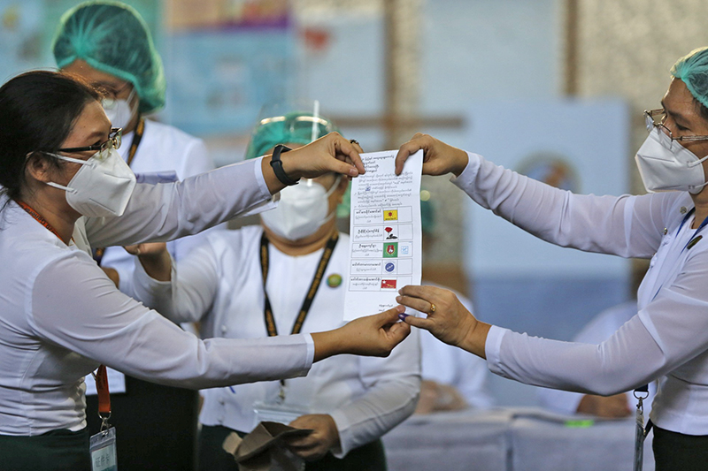 ဒဂုံမြို့နယ် မဲရုံအမှတ် (၁) တွင် ကြိုတင်မဲများ စတင်ရေတွက် (ဓာတ်ပုံ)