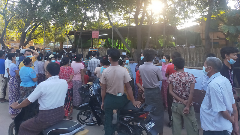 ပခုက္ကူမြို့ မဲရုံအမှတ် ၈ တွင် ဆန္ဒမဲလက်မှတ်များ မှားယွင်းသဖြင့် မဲရေတွက်မှုနောက်ကျ (ဓာတ်ပုံ)