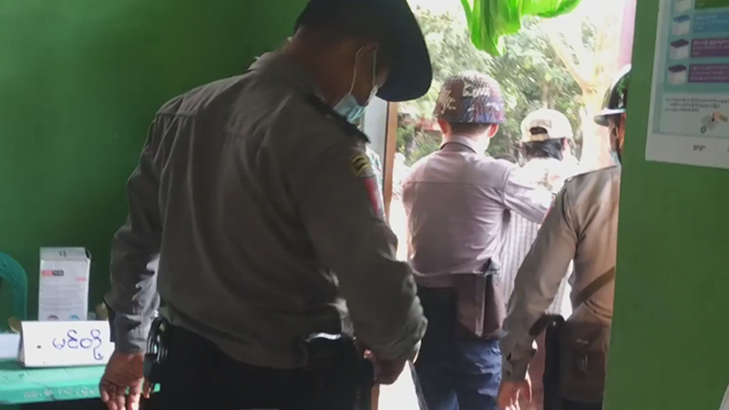 ဟင်္သာတတွင် မဲစာရင်းအတုဟု ယူဆရသည့် မဲစာရွက် လာထည့်သူကို ရဲတပ်ဖွဲ့ထံ အပ်နှံ