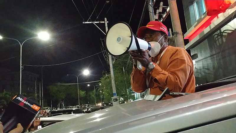 မန္တလေးတိုင်း အန်အယ်လ်ဒီရုံးရှေ့ ပါတီဝန်းရံသူများ လူစုခွဲပေးရန် ဝန်ကြီးချုပ် မေတ္တာရပ်ခံ
