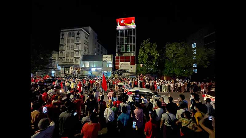 ရွေးကောက်ပွဲရလဒ် နေအိမ်မှစောင့်ကြည့်ရန် ရွှေဂုံတိုင်ရုံးချုပ်ရှေ့ရှိ လူထုကို NLD မေတ္တာရပ်ခံ