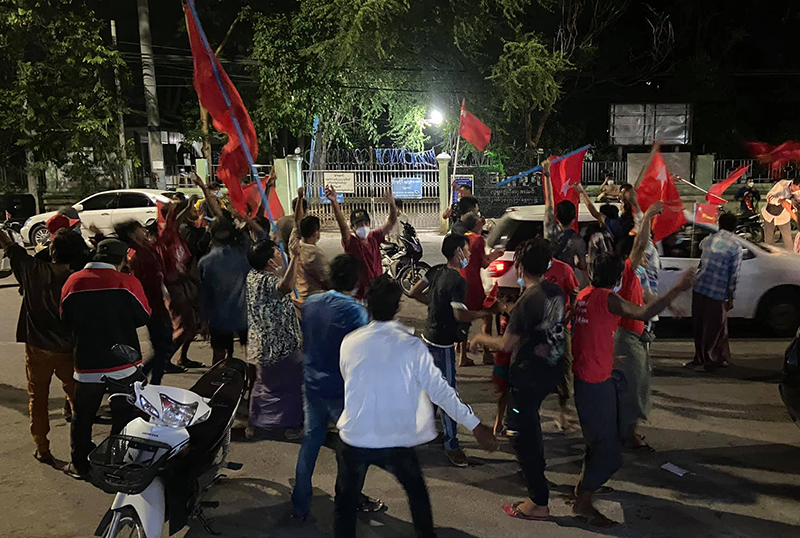 မန္တလေး အန်အယ်လ်ဒီရုံးရှေ့ ည ၁၂ နာရီကျော် မြင်ကွင်း (ဓာတ်ပုံ)