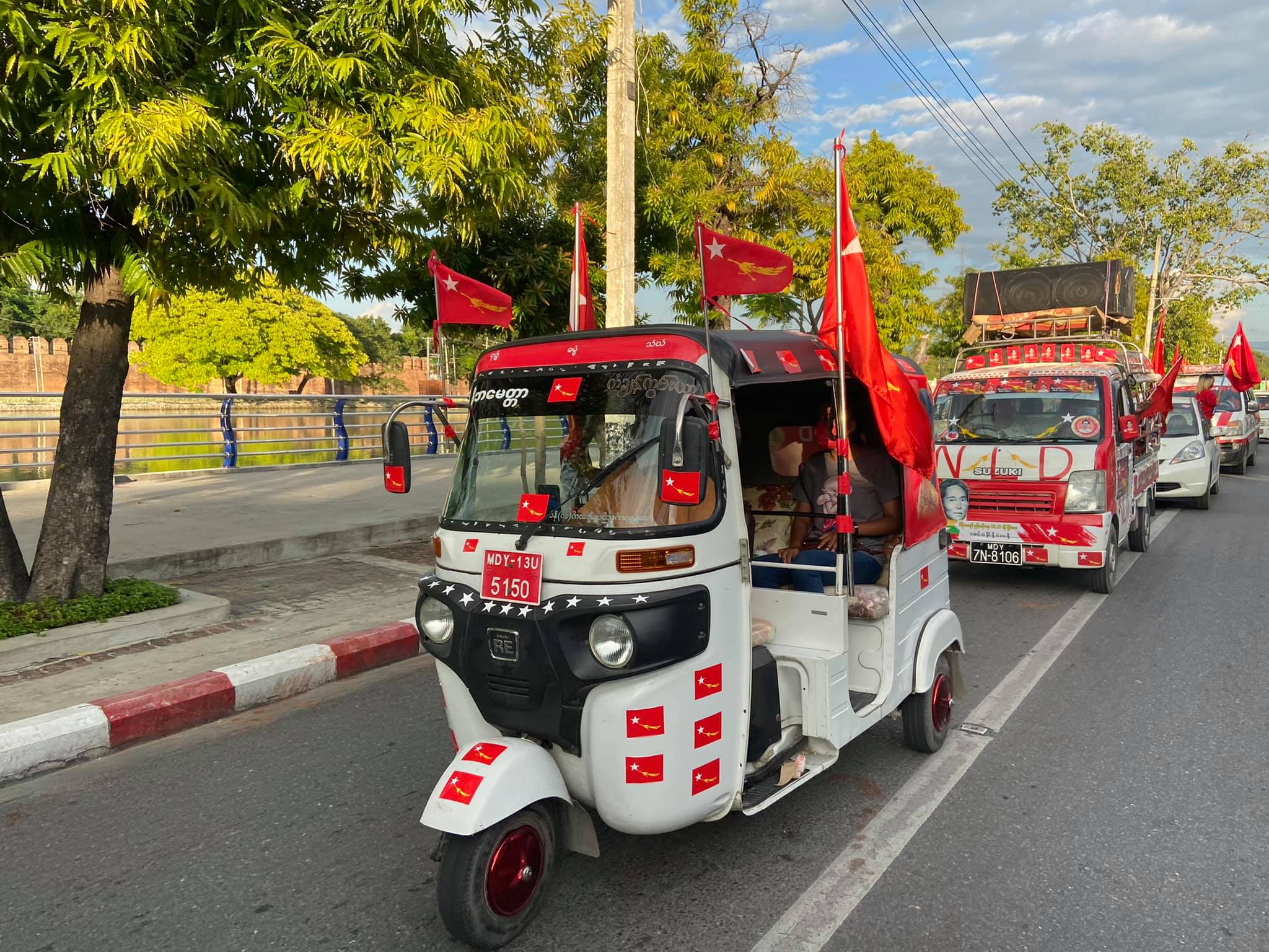 မန္တလေးတွင် အန်အယ်လ်ဒီ ပါတီထောက်ခံသူတွေ လှည့်လည်အောင်ပွဲခံ (ဓာတ်ပုံ)