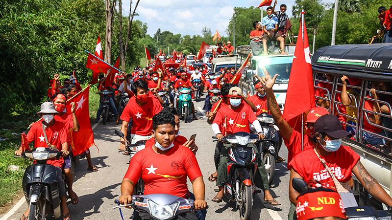 မှော်ဘီမြို့နယ်တွင် အမျိုးသားဒီမိုကရေစီအဖွဲ့ချုပ်ပါတီ ထောက်ခံသူများ လှည့်လည် (ဓာတ်ပုံ)