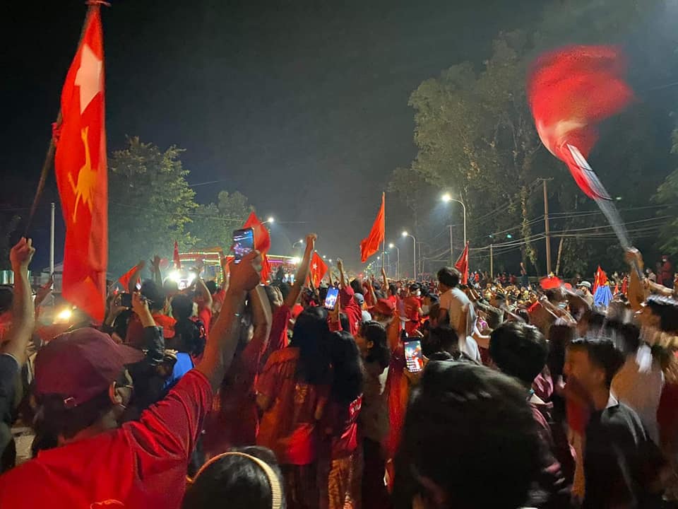 မြစ်ကြီးနားတွင် အန်အယ်လ်ဒီ ထောက်ခံဝန်းရံသူများ အောင်ပွဲခံ (ဓာတ်ပုံ)