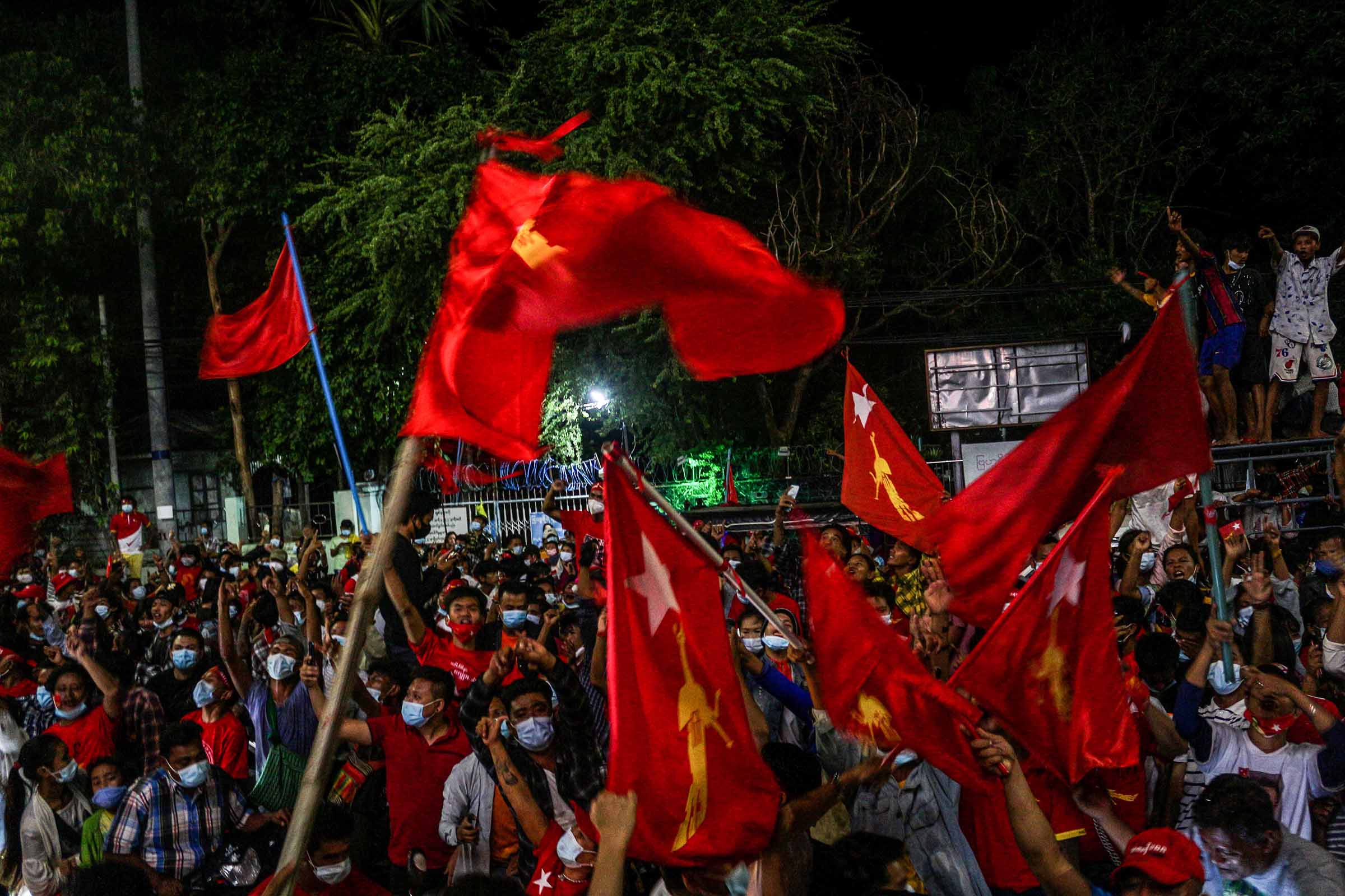 မန္တလေးမြို့တွင် အန်အယ်လ်ဒီ ဝန်းရံသူများ အောင်ပွဲခံ (ဓာတ်ပုံ)