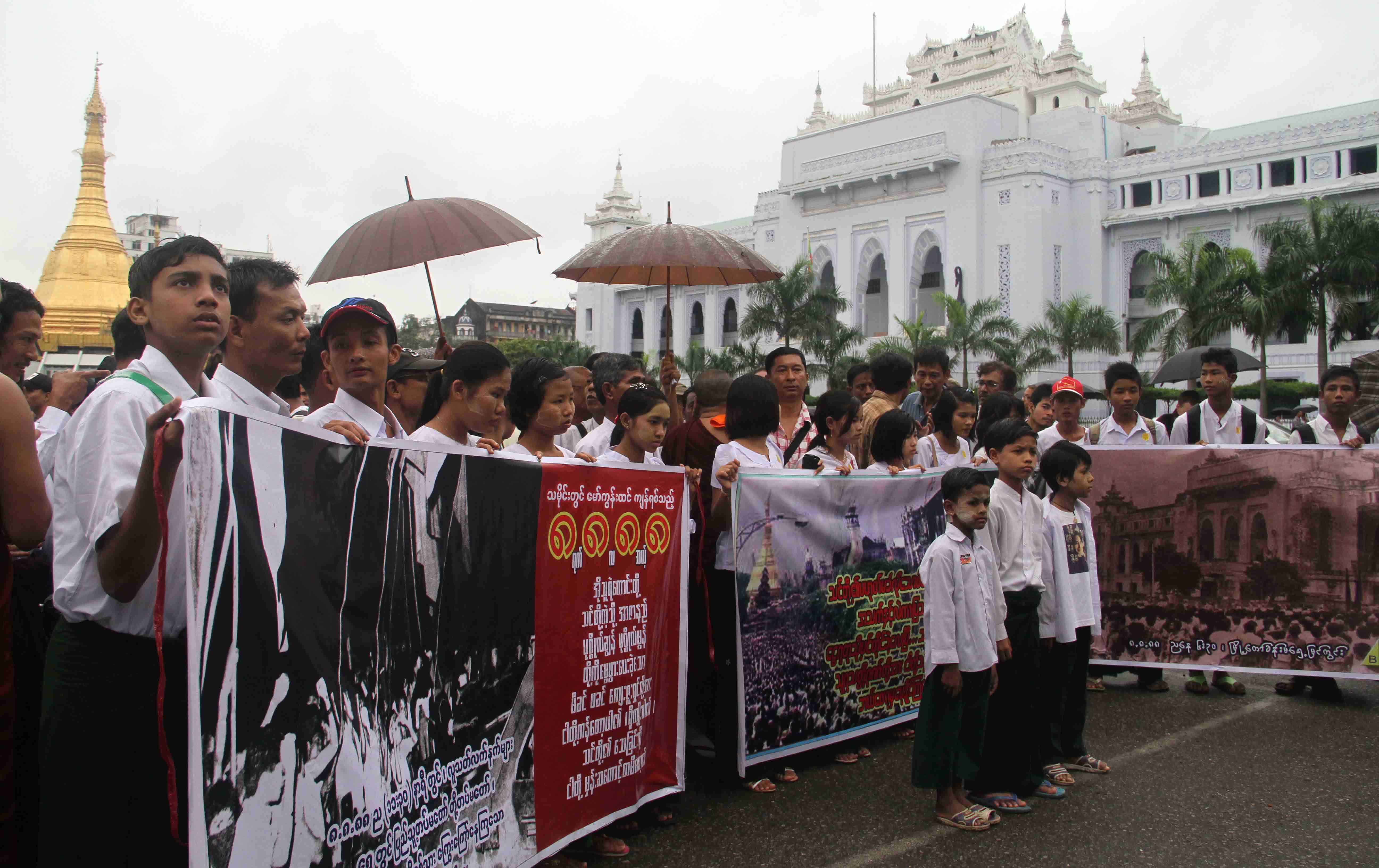 ႐ွစ္ေလးလုံးေငြရတုအထိမ္းအမွတ္ လမ္းေလွ်ာက္ပြဲ (ဓာတ္ပုံ)