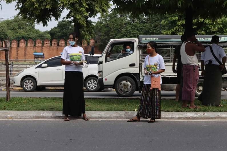 ဘာသာရေးအကြောင်းပြ မဲဆွယ်စတစ်ကာကမ်ပိန်းလုပ်ခဲ့သူများကို အမှုဖွင့်