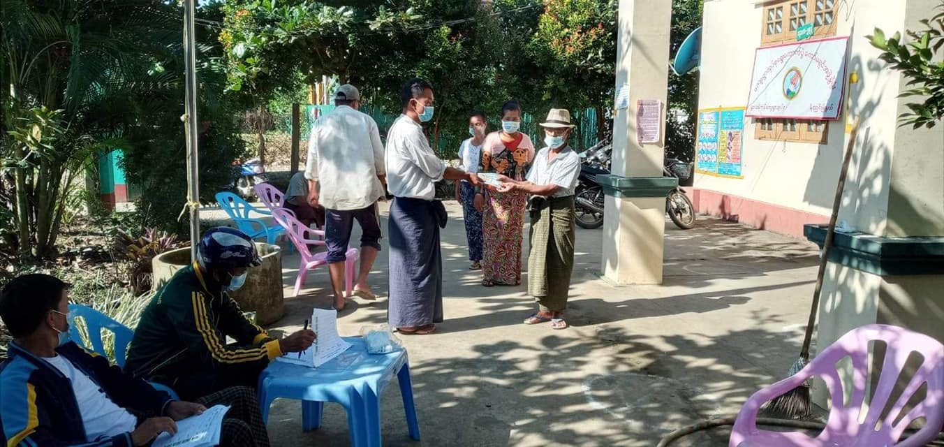 မိုးညှင်းတွင် ကိုဗစ်ထောက်ပံ့ငွေ မရသူများ လူစုလူဝေးဖြင့်ရောက်လာသဖြင့် ရဲက လူစုခွဲ 