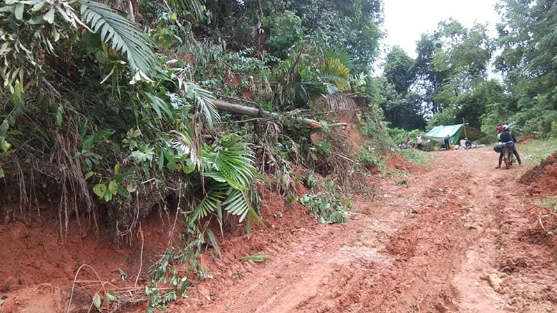 ခေါင်လန်ဖူး မဲရုံတာ၀န်ကျ ၀န်ထမ်းများစီးလာသည့်ကား တိမ်းမှောက်