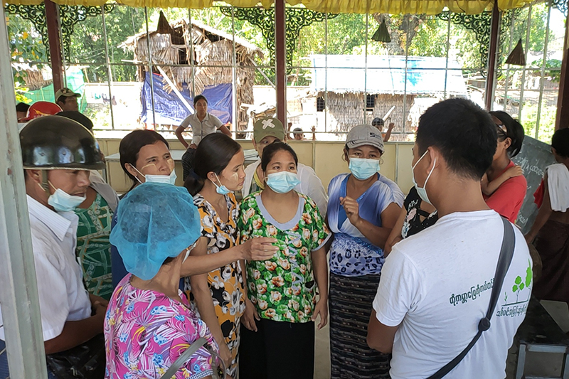 ပုသိမ်တွင် ထောက်ပံ့ကြေး အညီအမျှမရသဖြင့် လူစုလူဝေးဖြင့် တောင်းဆိုမှုဖြစ် (ဓာတ်ပုံ)