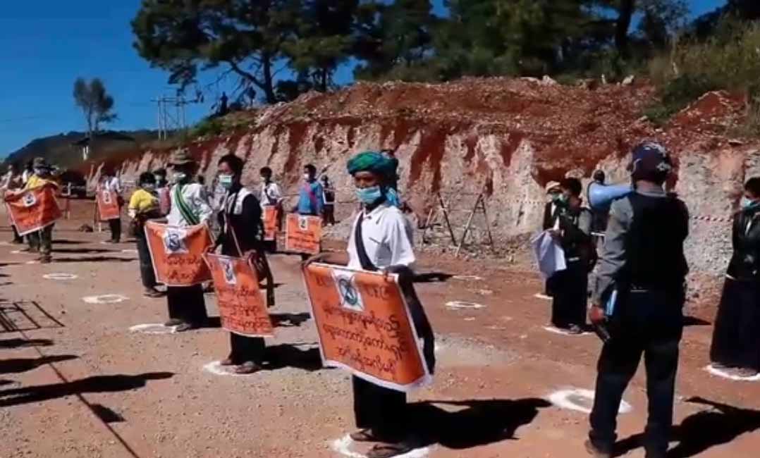 တောင်ကြီးမြို့တွင် ရွေးကောက်ပွဲကော်မရှင်ကို DNP ပါတီဝင်များဆန္ဒပြ