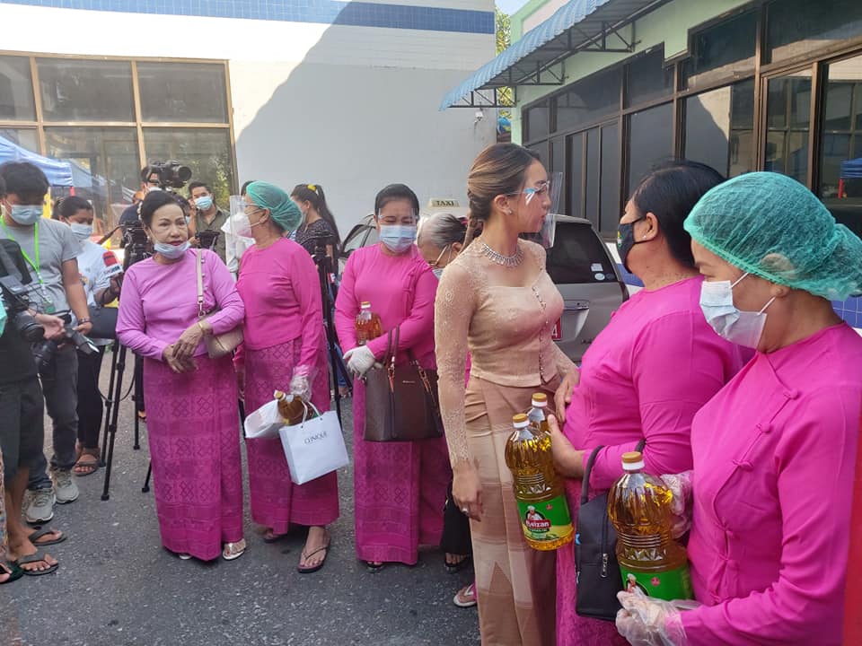 အမေများအဖွဲ့ ၊မမများအဖွဲ့နှင့် ကိုလူချောအဖွဲ့များအား နေခြည်ဦးက ဆန်နှင့်ဆီများ လှူဒါန်း