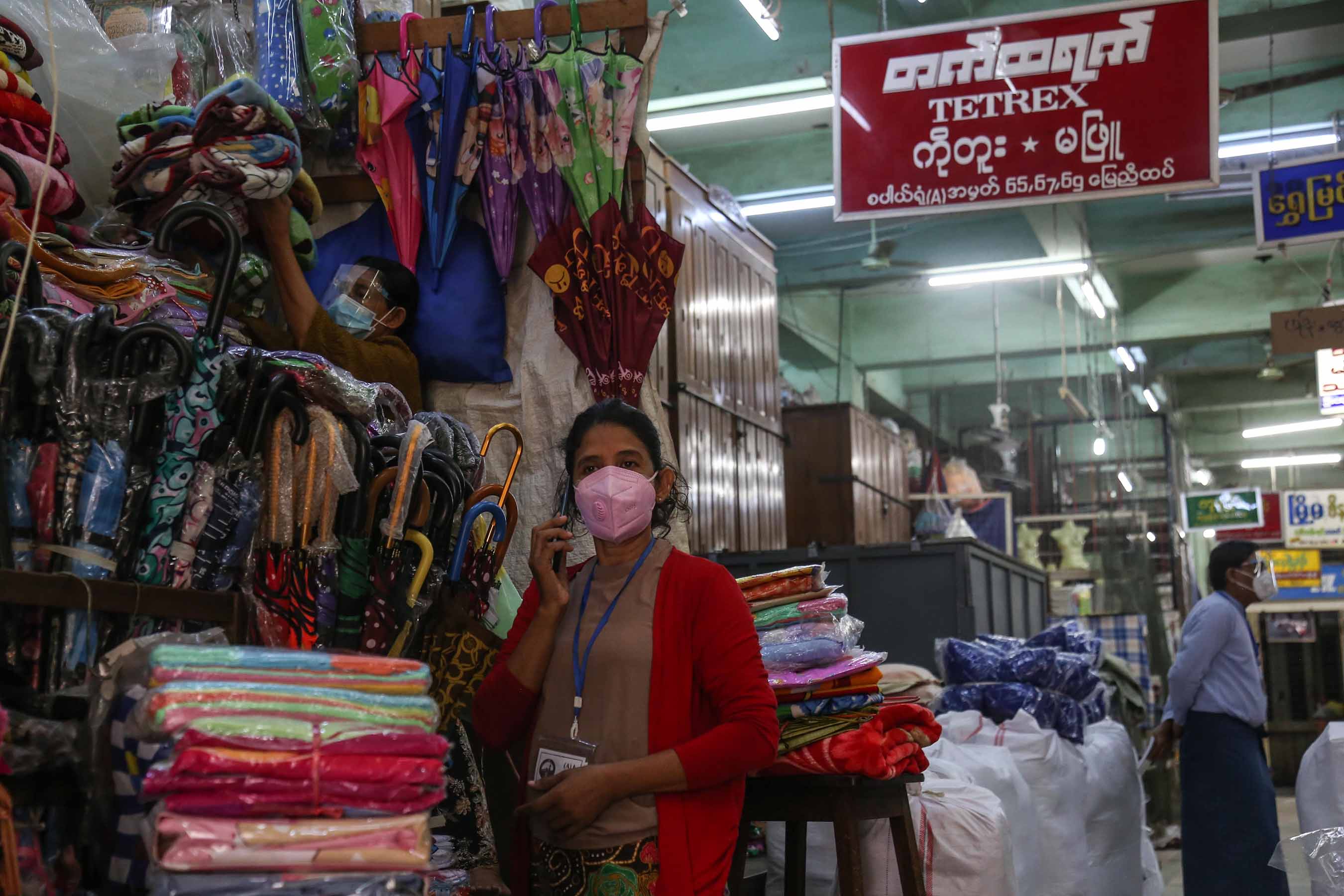 မန္တလေး ဈေးချိုဆိုင်ခန်းများရှိ ပစ္စည်းများကို သယ်ယူခွင့်ပြု (ဓာတ်ပုံ)