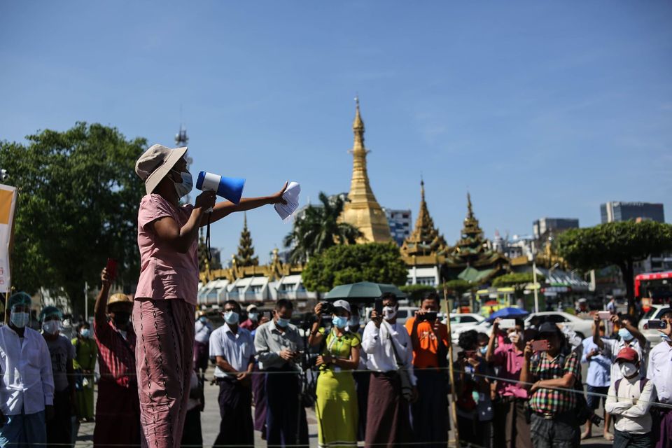 ကြံ့ခိုင်ရေးပါတီထောက်ခံသူ အမျိုးသမီး ၁ ဦး ရန်ကုန်မြို့လယ်တွင်ဆန္ဒပြ (ဓာတ်ပုံ)