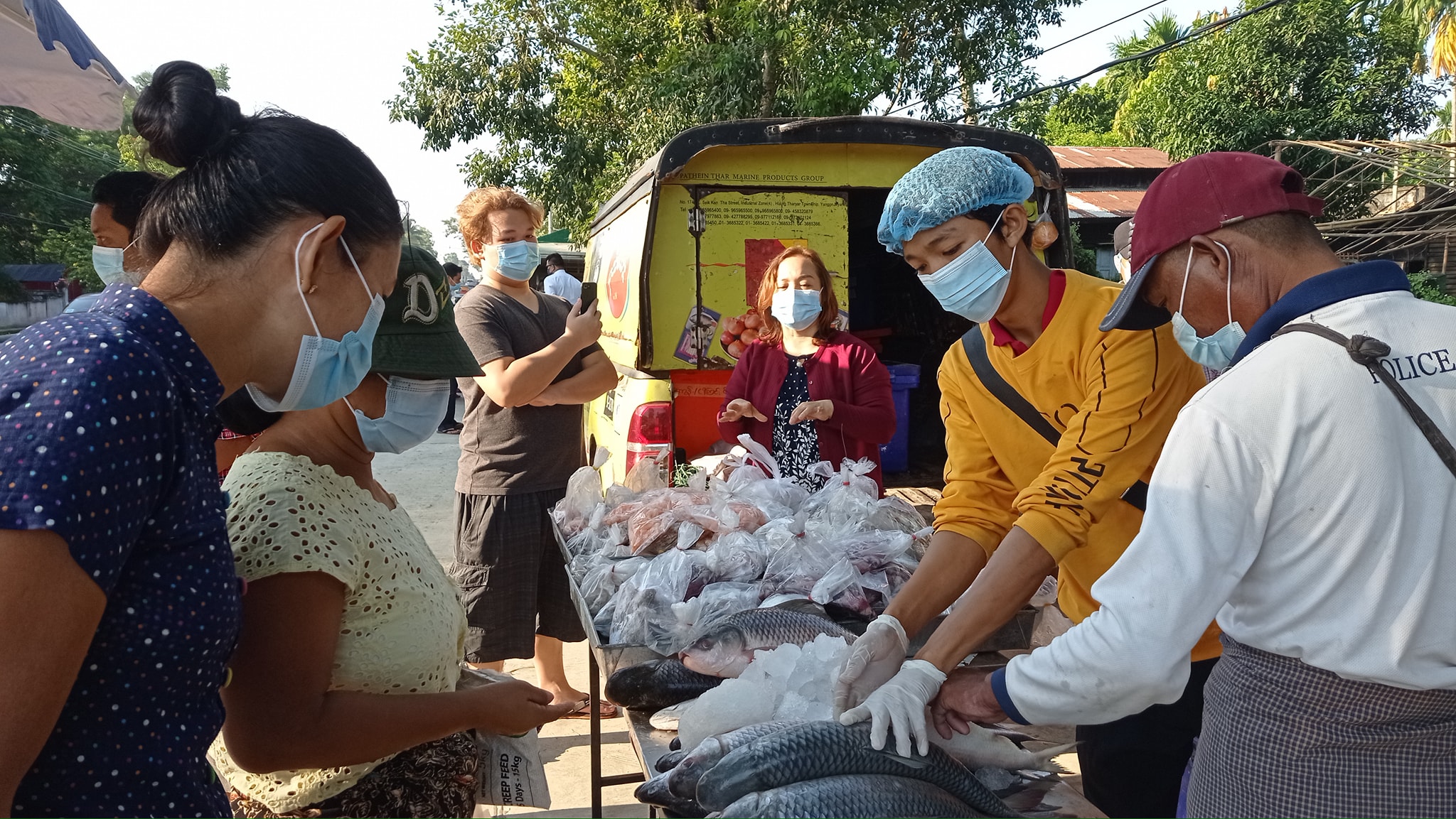 ရန်ကုန်စည်ပင်နှင့် UMFCCI တို့ ပူးပေါင်းပြီး ဈေးကားလှည့်လည်ရောင်းချနေ 