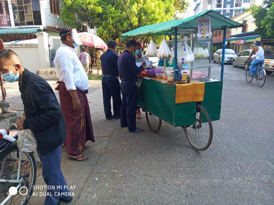 ရန်ကုန်တွင် Hand Speaker ဖြင့် လှည့်လည်ရောင်းချသည့် ဈေးသည်များကို စစ်ဆေးအရေးယူနေ