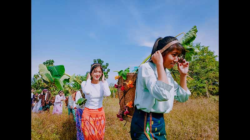 ကချင်ကျေးလက်ဒေသတွင်ကျင်းပသည့် ကောက်သစ်စားပွဲနှင့် ကျေးဇူးတော်ချီးမွမ်းပွဲ (ဓာတ်ပုံ) 