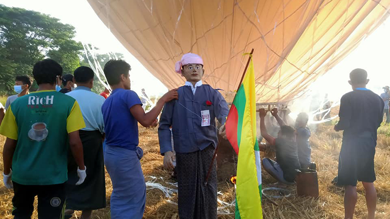 မီးပုံးပျံ ဦးကျော်ရင်ကို ဂုဏ်ပြုသည့်အနေဖြင့် ပုံတူပန်းချီရုပ်တုတို့ ချိတ်ဆွဲပြီး မီးပုံးပျံလွှတ်‌တင် (ဓာတ်ပုံ)