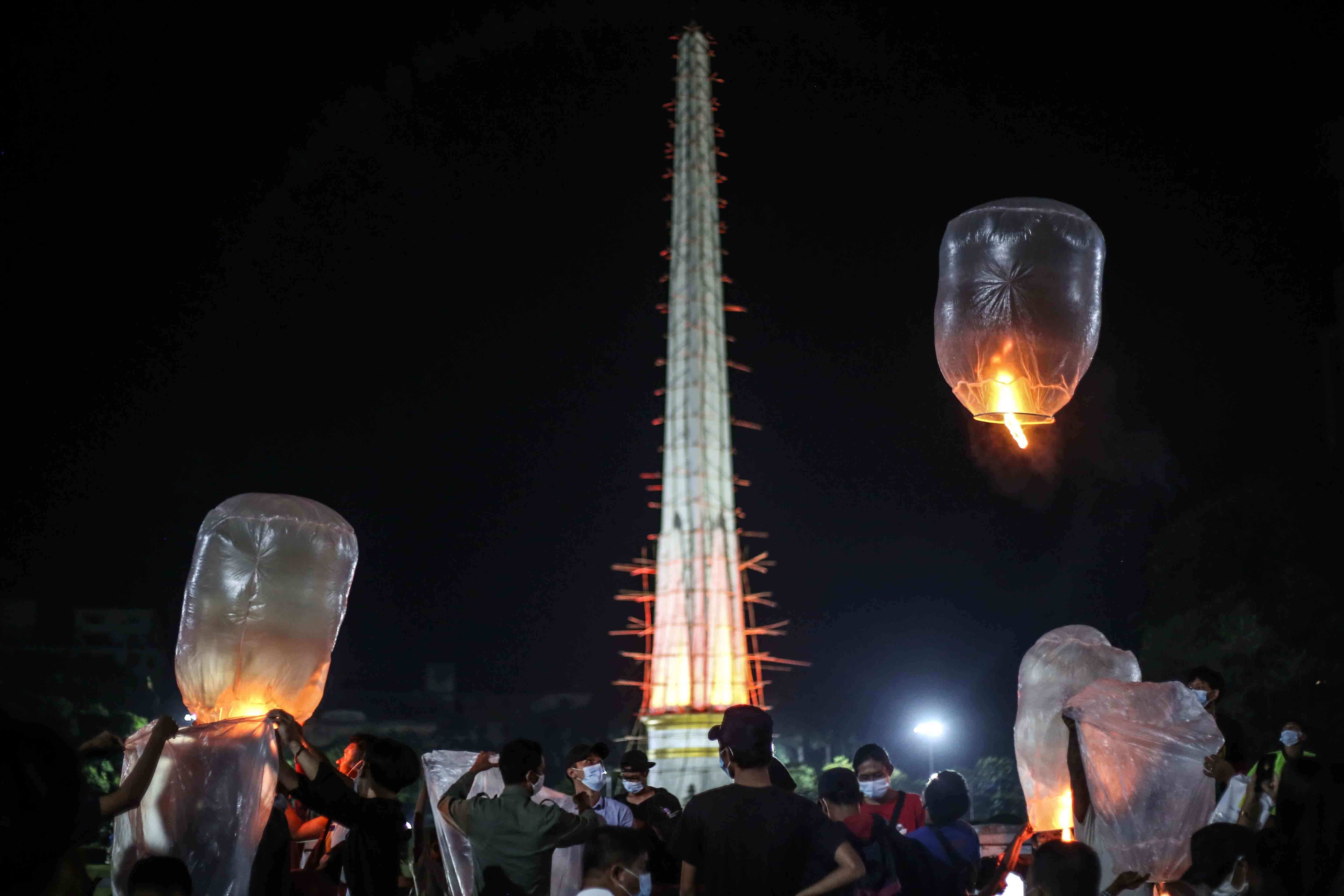 တန်ဆောင်မုန်းလပြည့်နေ့ မဟာဗန္ဓုလပန်းခြံတွင် အပန်းဖြေသူများစည်ကား၊ မီးပုံးပျံလွှတ် (ဓာတ်ပုံ)