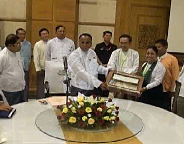 ဗိုလ္ခ်ဳပ္လက္ေရးမူစာအုပ္ မူလပိုင္႐ွင္ဆီ ျပန္လည္အပ္နွံ (ဓာတ္ပုံ)