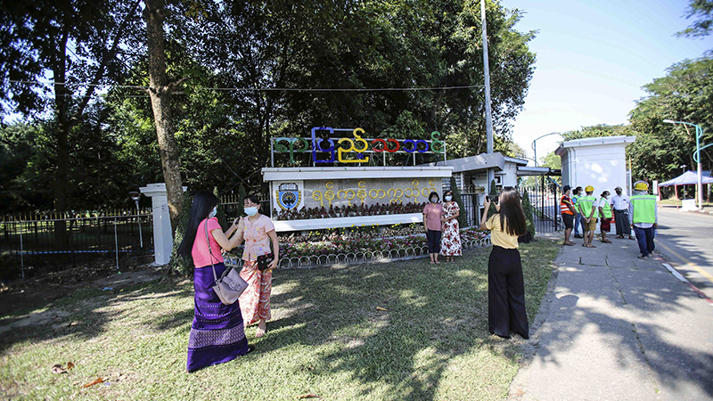 ရန်ကုန်တက္ကသိုလ် နှစ် ၁၀၀ ပြည့်ပွဲ လာသူများသဖြင့် ဝင်ခွင့်ပိတ်