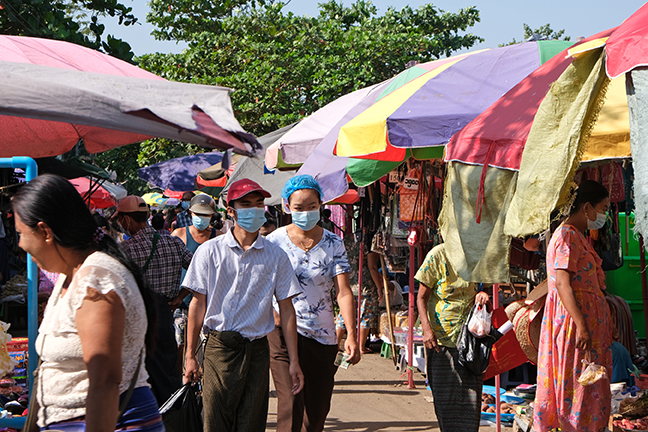 သာကေတ စံပြဥယျာဉ်စျေးတွင် ကိုဗစ်-၁၉ ကာကွယ်ရေးဆောင်ရွက်နေ (ဓာတ်ပုံ) 