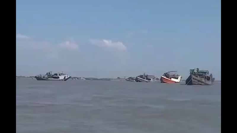 ဧရာဝတီမြစ်အတွင်း တရားမဝင် မြစ်ကျောက်စရစ်ထုတ်ယူနေသည့် မော်တော်ကို ဖမ်းဆီး