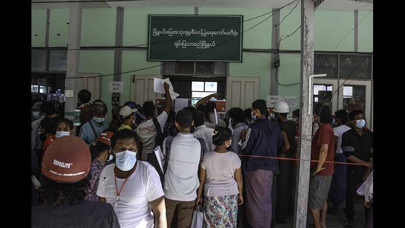 Stay at Home မန္တလေးခရိုင်တွင် မြို့နယ်ဝင်ထွက်ခွင့်ပြုလုပ်ရာ၌ အခက်အခဲများရှိနေ (ဓာတ်ပုံ)