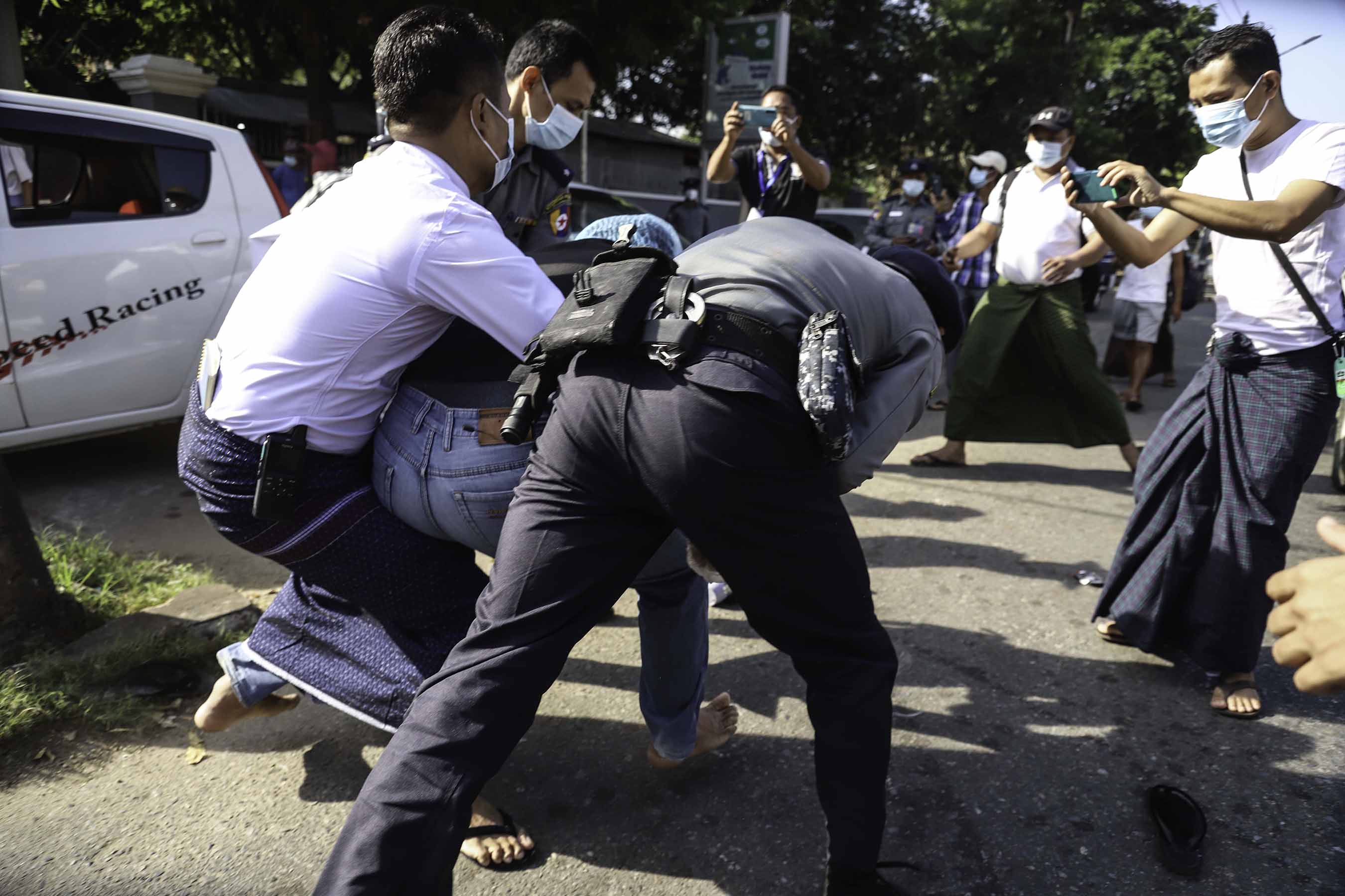 ရွေးကောက်ပွဲနှင့်ပတ်သက်ပြီး သံရုံး ၃ ခုရှေ့ ဆန္ဒပြသူများ ဖမ်းဆီးခံရ (ဓာတ်ပုံ)