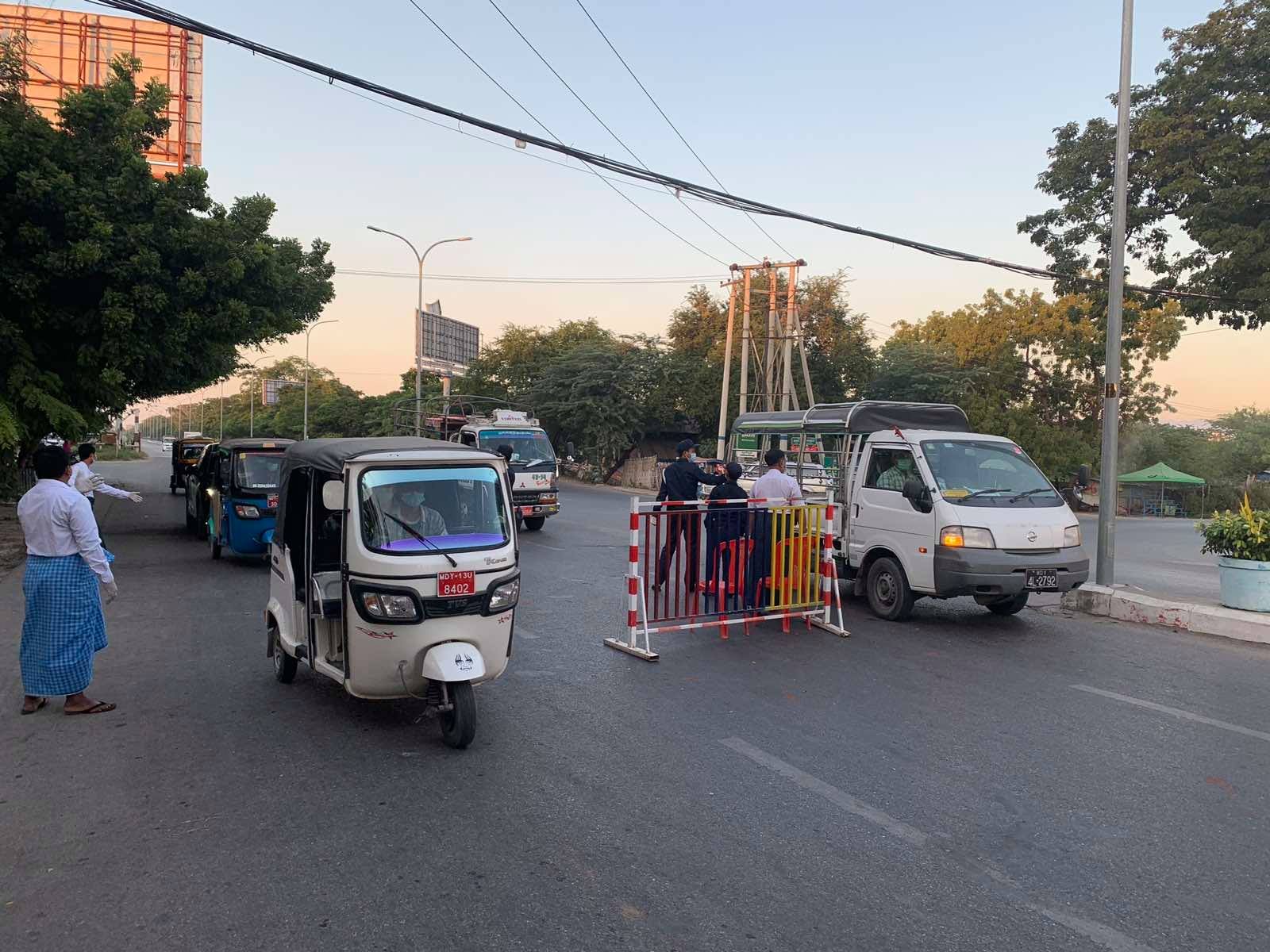 ရတနာပုံတံတား စစ်ဆေးရေးဂိတ်တွင် ယာဉ်မောင်း ၁ ဦးကို ဆေးစာရွက်အတုများဖြင့် ဖမ်းမိ