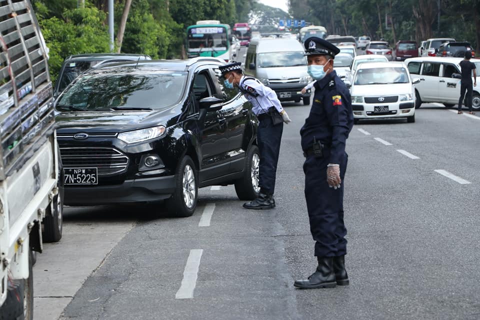 ရန်ကုန် မြို့နယ်အချို့တွင် မလိုအပ်ဘဲ အပြင်ထွက်သူများကို သတိပေးပြီး ပြန်လွှတ်နေ