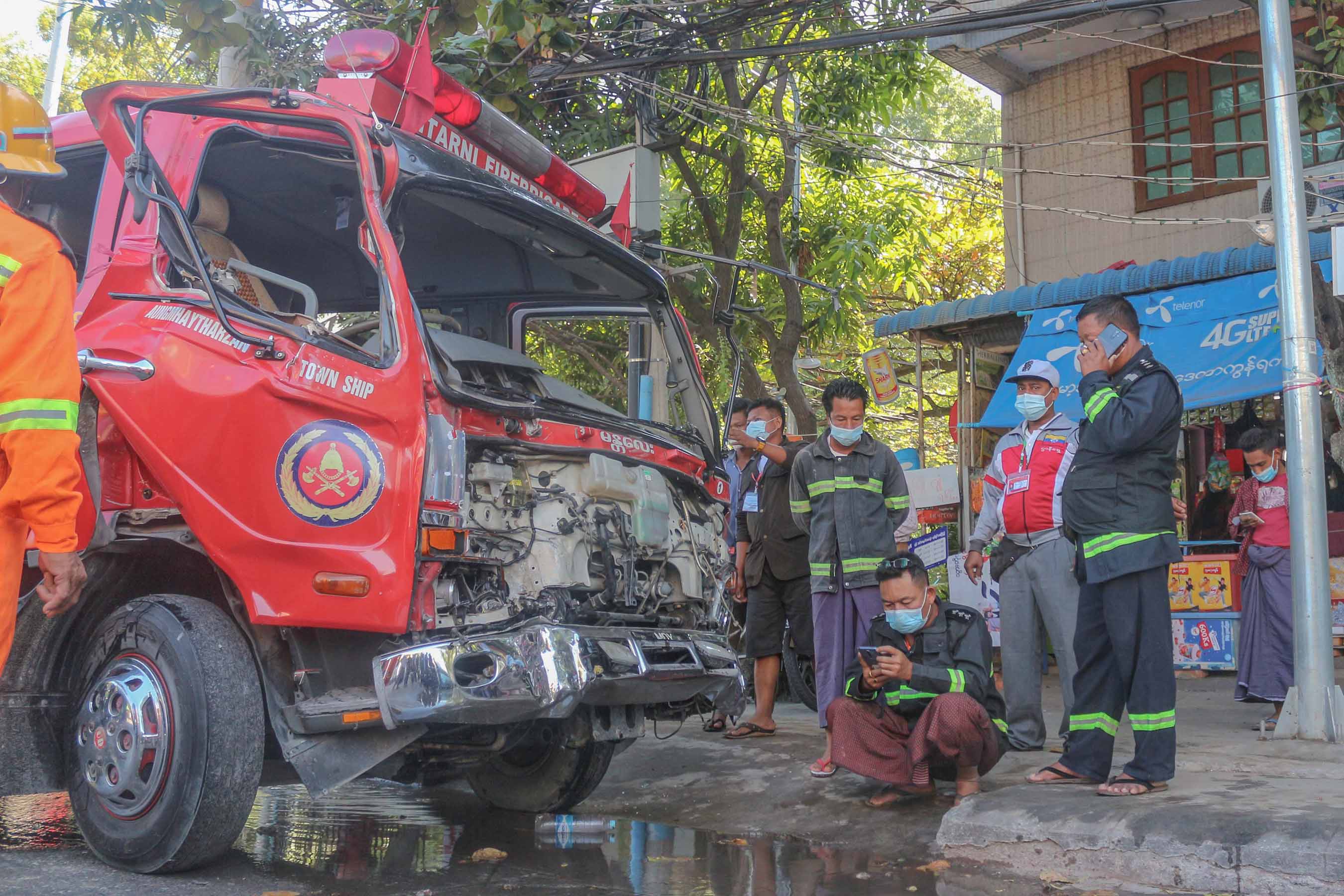 မန္တလေးတွင် မီးသတ်ကား ၂ စီးတိုက်မိပြီး မီးသတ်သမားအချို့ ဒဏ်ရာရ