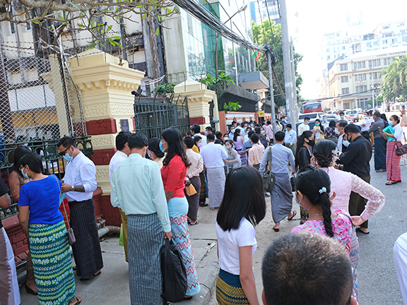 တရားရုံးချုပ်တွင် မင်္ဂလာလက်မှတ်ထိုးကြသူများ (ဓာတ်ပုံ)