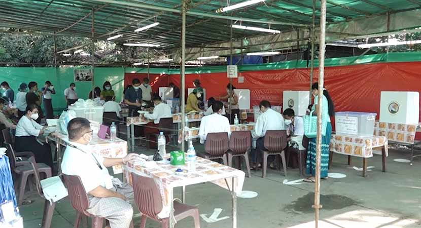 ရန်ကုန်တွင် ရွေးကောက်ပွဲကော်မရှင်အဖွဲ့ဝင်များနှင့် မဲရုံဝန်ထမ်း ၉၅ ဦး ကိုဗစ်-၁၉ ကူးစက်ခံရ